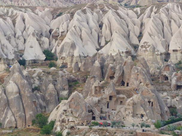 grotte in cappadocia, Turchia / casas cueva en capadocia, Turqua - Foto, immagini