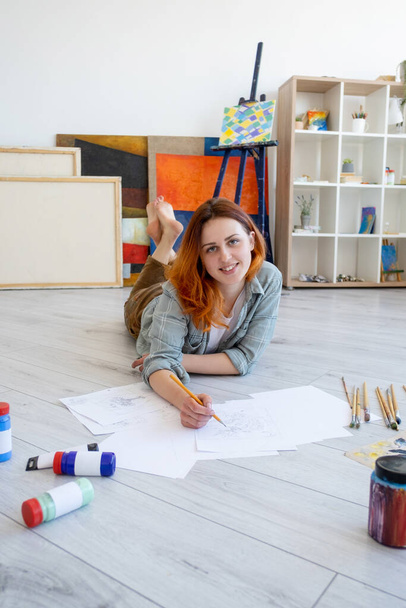painting hobby drawing art woman sketching studio - Foto, afbeelding