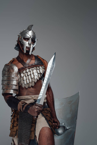 Gladiateur africain de l'ancien rome brandissant une épée courte - Photo, image