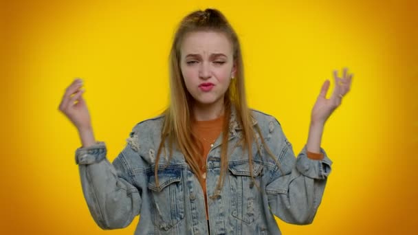 Frustriertes Mädchen schreit vor Stress Spannungsproblemen empfindet Horror Hoffnungslosigkeit Angst Überraschung Schock - Filmmaterial, Video