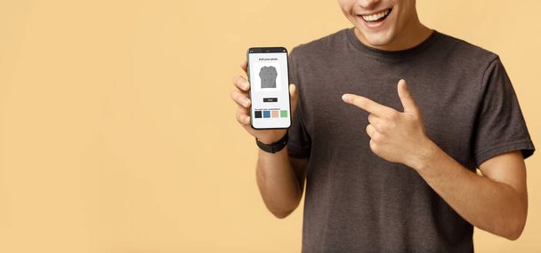 Realidad aumentada. Hombre sosteniendo teléfono inteligente con tienda de ropa sitio web - Foto, Imagen