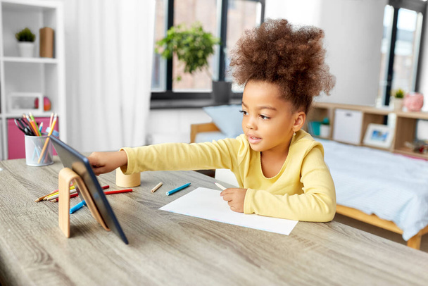 little african girl with tablet pc drawing at home - Фото, зображення