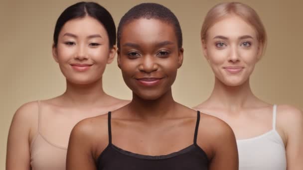 Beleza diversa. Feliz senhora americana africana sorrindo amplamente para a câmera, posando com asiático e caucasiano amigos do sexo feminino - Filmagem, Vídeo