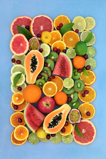Immuunijärjestelmää lisääviä kesän auringonpaiste hedelmiä kokoelma erittäin korkea antioksidantteja, antosyaanit, lykopeeni & C-vitamiini. Tasainen makasi täplikäs sininen tausta reunus. - Valokuva, kuva