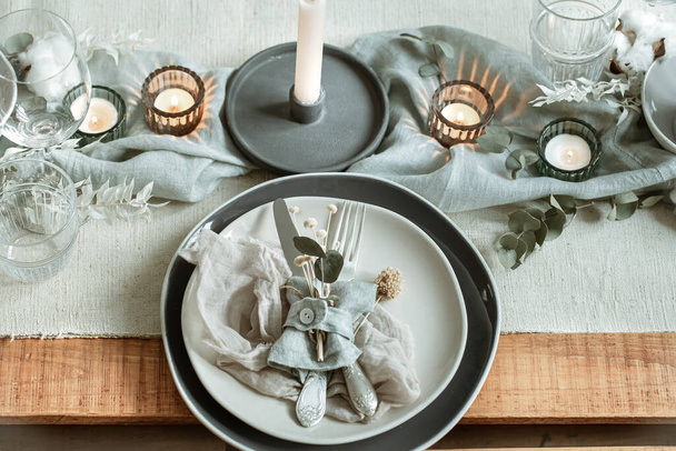 Romantico tavolo con candele accese e fiori secchi con molti dettagli decorativi. - Foto, immagini