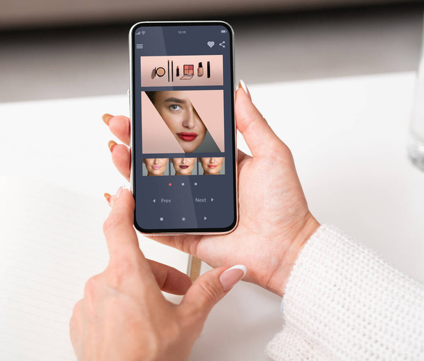 Augmented Reality Beauty App. Vrouw proberen verschillende lippenstift kleur Online - Foto, afbeelding