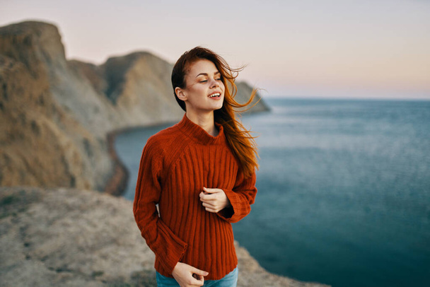 donna in maglione a riposo all'aperto in montagna vista ritagliata oceano stile di vita - Foto, immagini