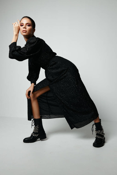 brunette in black dress fashionable clothes studio - Foto, afbeelding