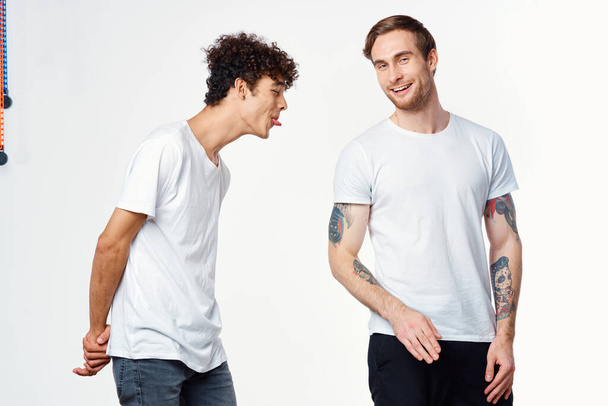 emocional los hombres en blanco camisetas travesuras divertido aislado fondo - Foto, Imagen