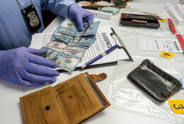 Uzman polis memuru bir dolar banknot referansı bir soygun, kavramsal görüntü - Fotoğraf, Görsel