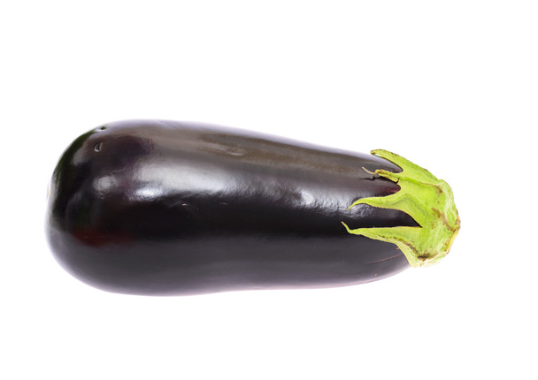 verse aubergine geïsoleerd op witte achtergrond - Foto, afbeelding
