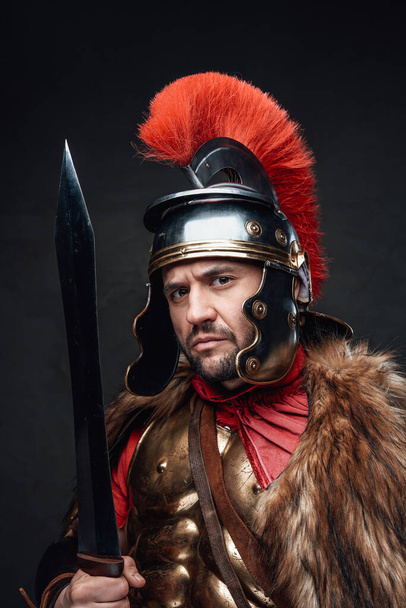Birodalmi katona kard visel szőrme ellen sötét háttér - Fotó, kép