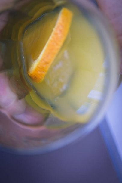 Soda naranja en un vaso de cristal con un trozo de naranja natural. No hay gente - Foto, imagen