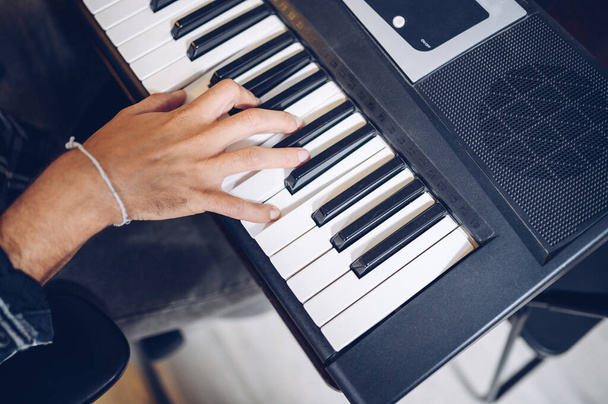 Pianist's hand on electronic piano keyboard, view from above. - Valokuva, kuva