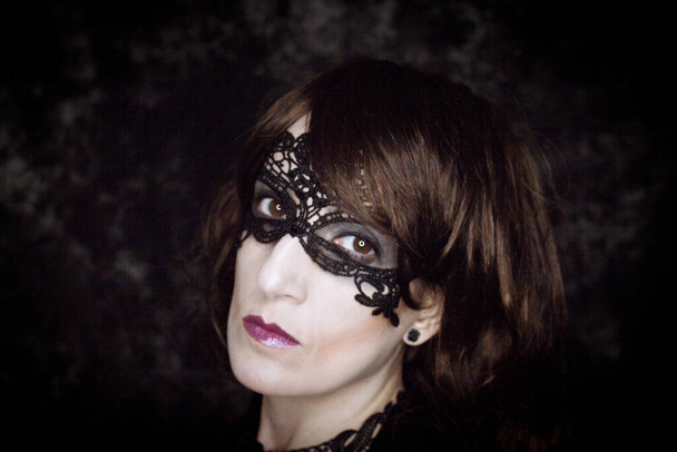 仮面をつけたハロウィンパーティーのためのゴシック様式で変装した女性 - 写真・画像