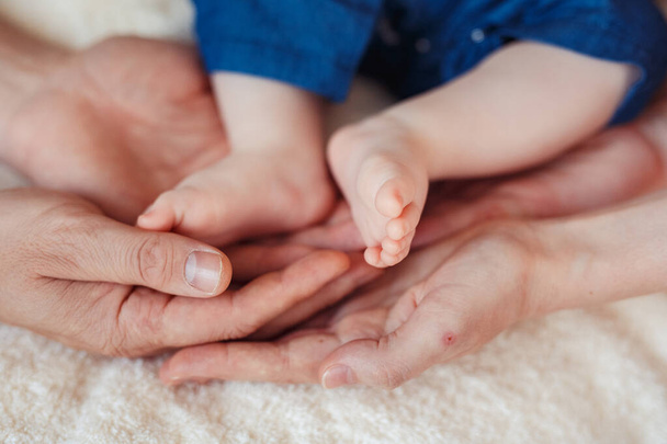 Baby foot in mother hands. - Foto, Imagem
