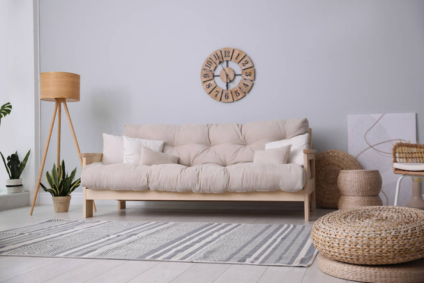 Cozy living room interior with stylish beige sofa - Foto, afbeelding