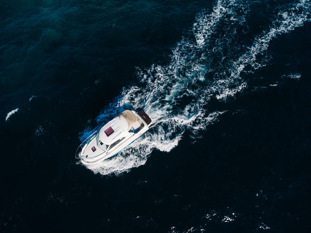白いモーターボートが海に浮かぶ。上からの眺め - 写真・画像
