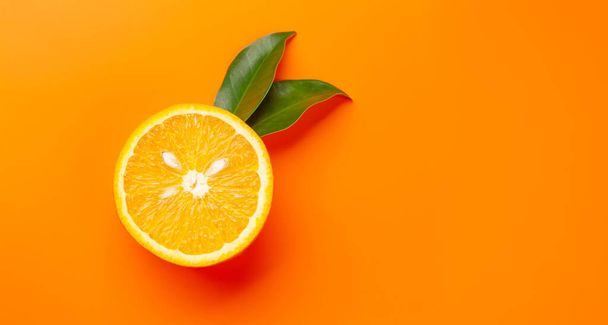 Cítricos naranjas frescas maduras sobre fondo naranja. Vista superior plano con espacio de copia - Foto, Imagen