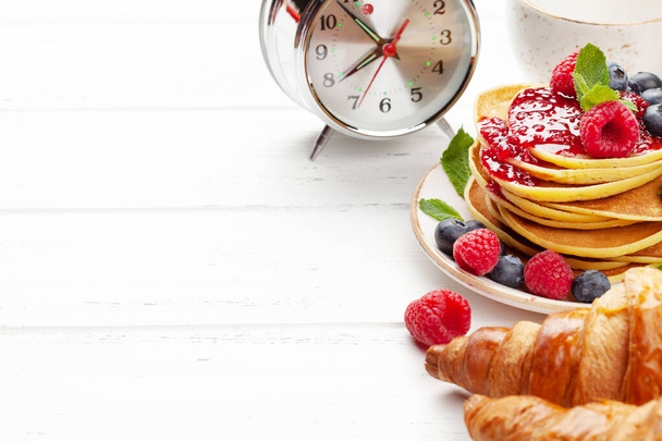 Смачні домашні млинці з літніми ягодами та кавою на сніданок. За допомогою простору копіювання
 - Фото, зображення
