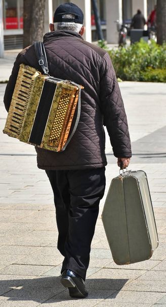 Viejo músico con acordeón de tango - Foto, Imagen