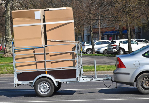Автомобіль з причепом перевозить великі вантажі
 - Фото, зображення