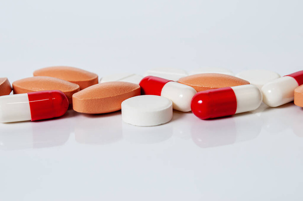 Diferentes píldoras, blisters y cápsulas de comprimidos sobre fondo blanco. Concepto farmacológico - Foto, Imagen