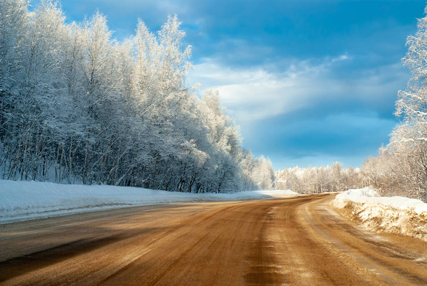 Pista de invierno en la taiga siberiana en un día soleado y helado. Ascenso al paso. Enfoque selectivo. - Foto, Imagen