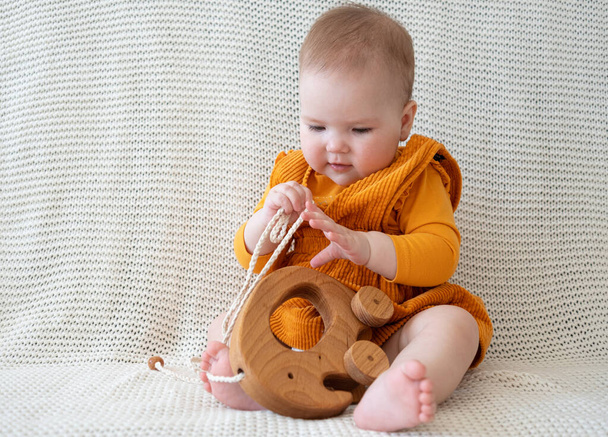 Μικρό χαριτωμένο κοριτσάκι παίζει με ξύλινο παιχνίδι - Φωτογραφία, εικόνα