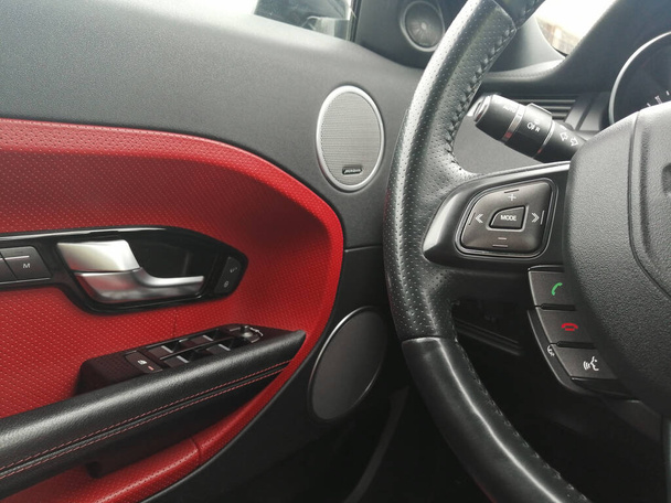 Range Rover Evoque. Car doors. The interior of the car. Car door speaker. Red leather in the cabin - Foto, imagen