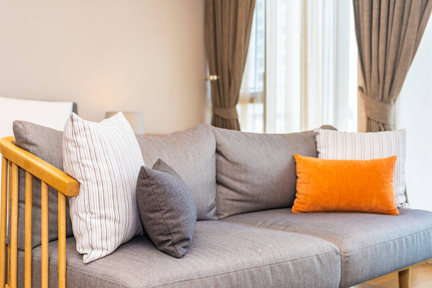 Μαξιλάρι σε καναπέ διακόσμηση στο σαλόνι εσωτερικό χώρο για αναψυχή και να χαλαρώσετε - Φωτογραφία, εικόνα