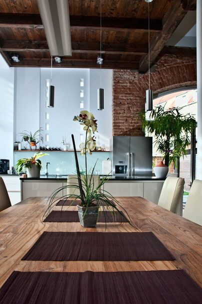 Table à manger en bois dans une maison moderne
 - Photo, image