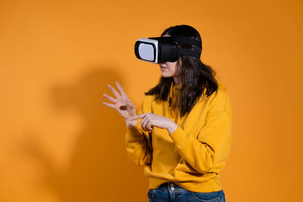 Immersion in cyberspace, virtual reality and the user. - Foto, imagen