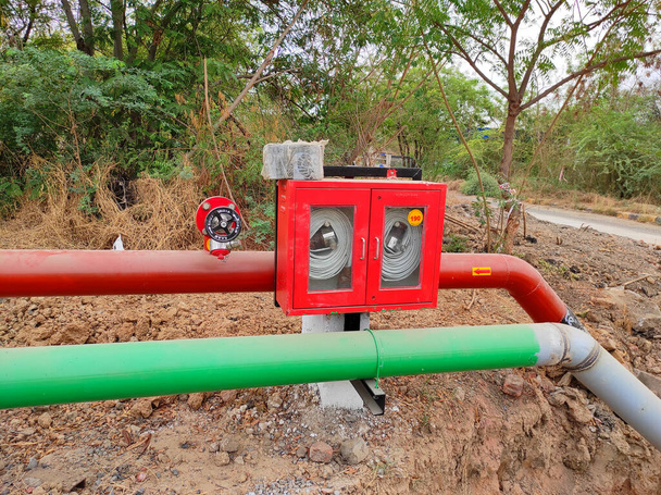 Die Farben geben die Nennwasserdurchflussleistung des jeweiligen Hydranten an: Rot steht für eine Wasserdurchflussleistung von weniger als 500 Gallonen pro Minute (GPM). Orange zeigt Wasserdurchflussleistung von 500 bis 999 GPM an. - Foto, Bild