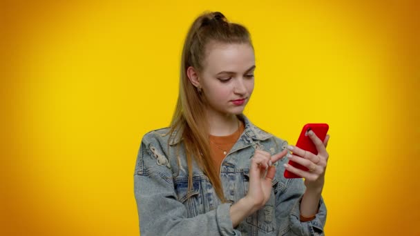 Szczęśliwy podekscytowany dziewczyna używać telefonu komórkowego powiedzieć wow tak okazało się wielkie zwycięstwo wiadomości robi gest zwycięzca - Materiał filmowy, wideo