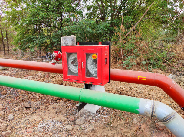 Barvy označují jmenovitou kapacitu tohoto konkrétního hydrantu: červená označuje průtok vody menší než 500 galonů za minutu (GPM). Pomeranč indikuje průtokovou kapacitu od 500 do 999 GPM. - Fotografie, Obrázek