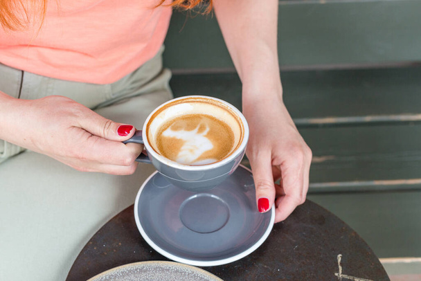 Cappuccino vaahto käsissä nainen - Valokuva, kuva