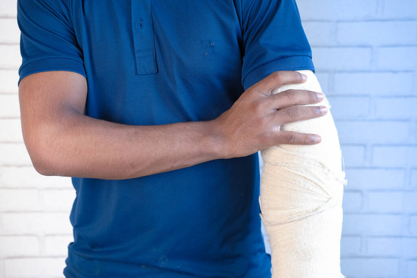 poraněná bolestivá ruka s obvazem  - Fotografie, Obrázek