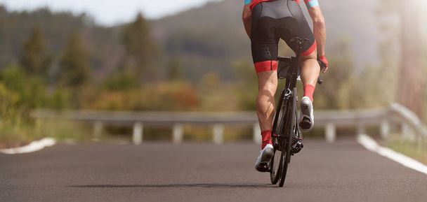 Велосипедист на шоссе, велогонщик, спортсмен на гоночном цикле - Фото, изображение