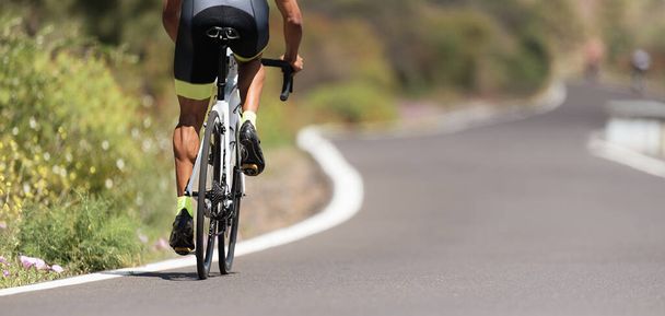 Országúti kerékpáros férfi kerékpározás, atléta egy versenyciklus - Fotó, kép