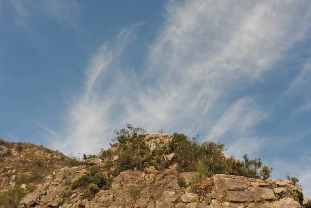 Outeniqua-vuorten vihreät laaksot läntisellä niemimaalla ovat täynnä dramaattisia kallioita pilviä ja taivasta vasten. - Valokuva, kuva