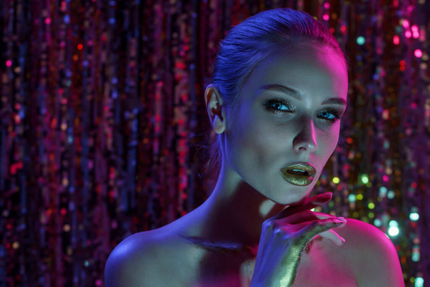 Modello di alta moda donna in luci al neon luminose colorate in posa i - Foto, immagini