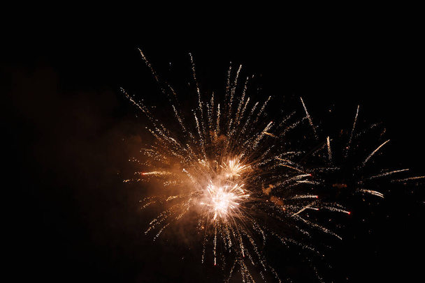 Цветные фейерверки взрываются в ночном небе - Фото, изображение