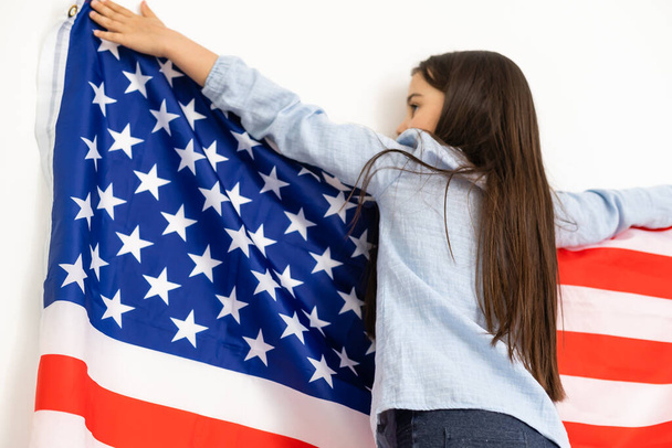 Portrét malé holčičky s vlajkou Ameriky. Americké vzdělávání, studium v Americe - Fotografie, Obrázek