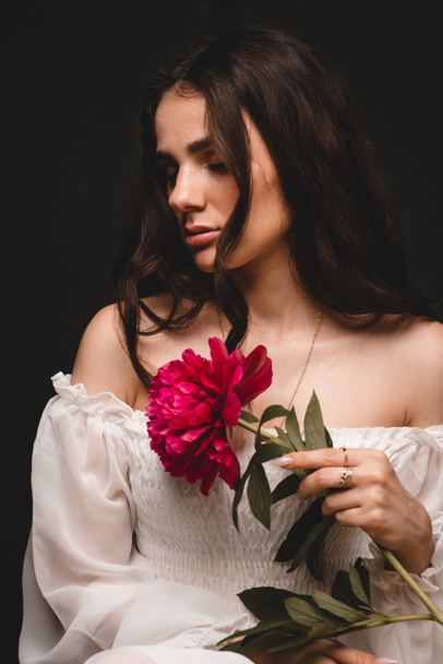 portret młodej, pięknej i zmysłowej kobiety z 1 czerwonym kwiatem piwonii w rękach - Zdjęcie, obraz