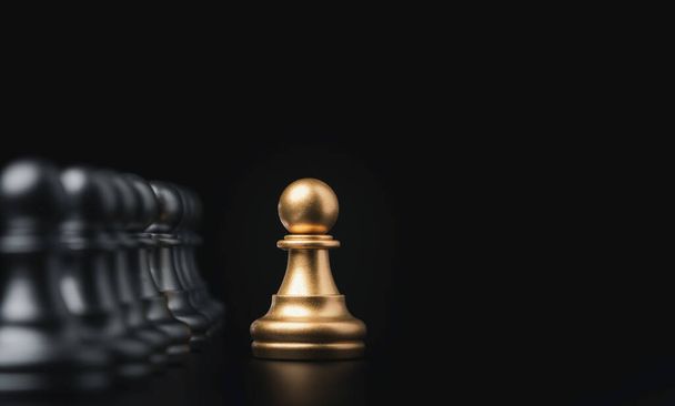 Χρυσό πιόνι σκάκι κινούνται έξω από τη γραμμή για διαφορετική σκέψη και οδηγώντας την αλλαγή, Διατάραξη και μοναδική έννοια. - Φωτογραφία, εικόνα