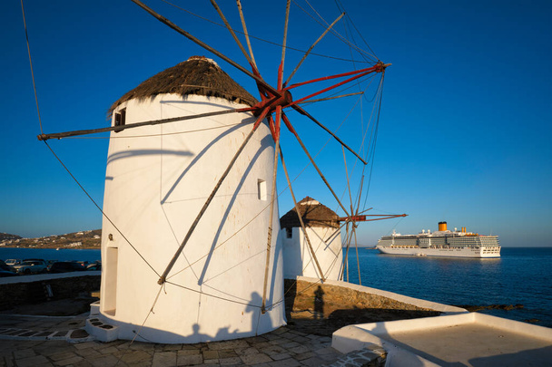 ギリシャのキュクラデス諸島日の出のミコノス島の伝統的なギリシャの風車 - 写真・画像
