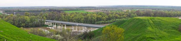 ロケーション-ロシア、ウスト・ラビンスク市。クバン川に架かる橋。アディゲとクラスノダール地方の境界線.  - 写真・画像