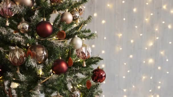 primer plano del árbol de navidad decorado, espacio para copiar sobre el fondo de luces festivas - Imágenes, Vídeo