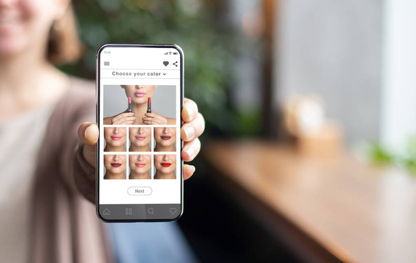 Augmented Reality Beauty App. Lady proberen verschillende lippenstift kleur Online - Foto, afbeelding